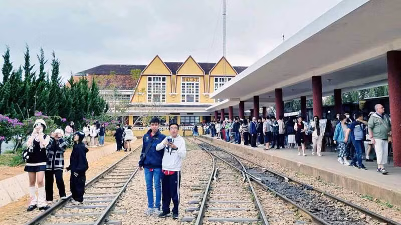 Ga cổ Đà Lạt thu hút du khách trong nước và quốc tế.