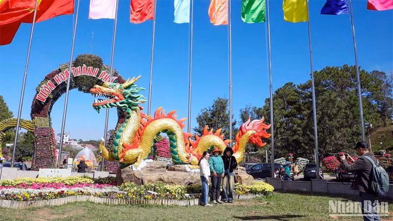 Cụm tiểu cảnh “Chào xuân Giáp Thìn” với hình tượng linh vật rồng tại Hội hoa Xuân Đà Lạt 2024.