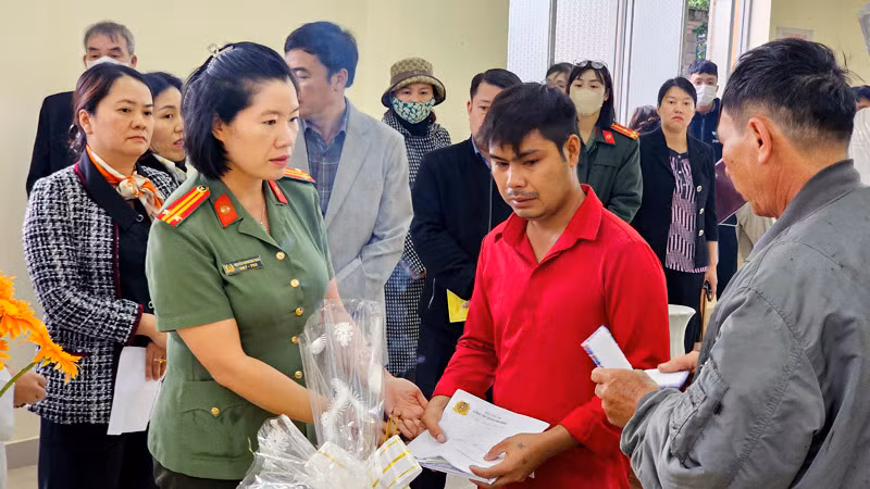 Nhiều cơ quan, tổ chức, cá nhân đến thăm hỏi, chia buồn và hỗ trợ gia đình các cháu gặp nạn.