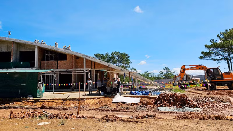 Phương tiện, nhân công được huy động đến hiện trường để thực hiện việc phá dỡ công trình vi phạm. Tuy nhiên, phía chủ đầu tư chưa lập phương án phá dỡ theo quy định.