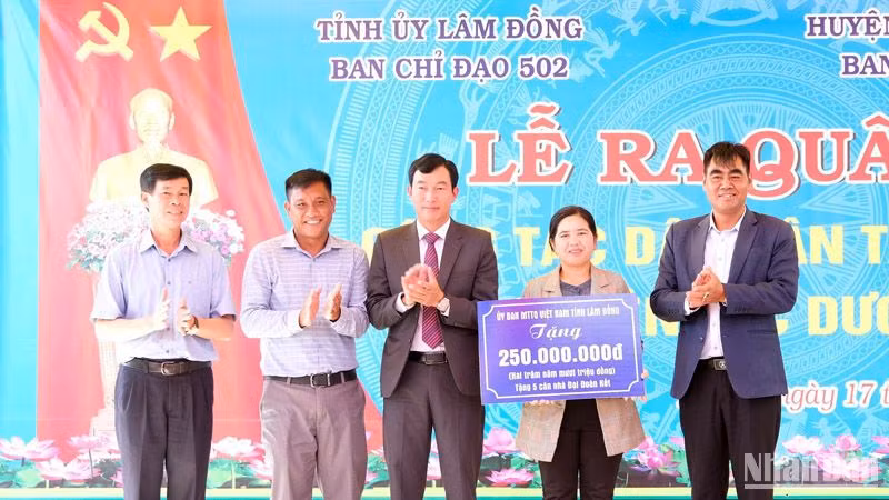 Ủy ban Mặt trận Tổ quốc Việt Nam tỉnh Lâm Đồng trao biểu trưng tặng nhà đại đoàn kết tại lễ ra quân làm công tác dân vận.