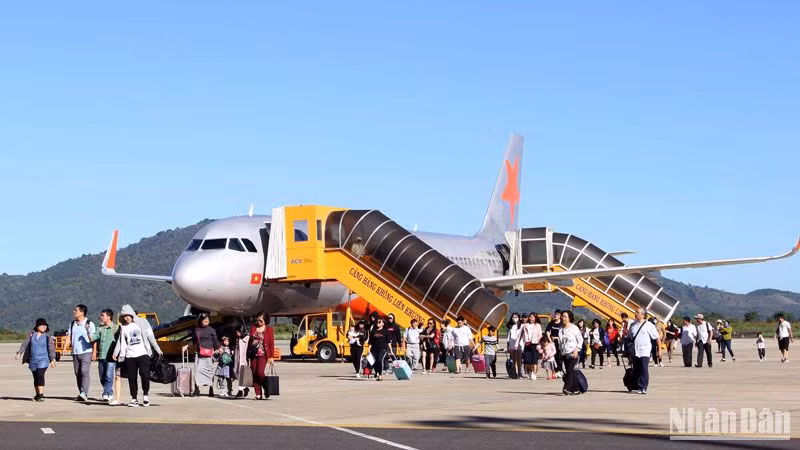 Một chuyến bay đáp xuống sân bay Liên Khương.