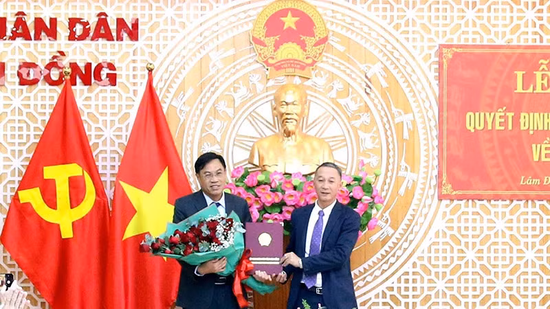 Chủ tịch Ủy ban nhân dân tỉnh Lâm Đồng Trần Văn Hiệp trao Quyết định của Thủ tướng Chính phủ phê chuẩn chức vụ Phó Chủ tịch UBND tỉnh đối với đồng chí Võ Ngọc Hiệp, ngày 22/12/2022.