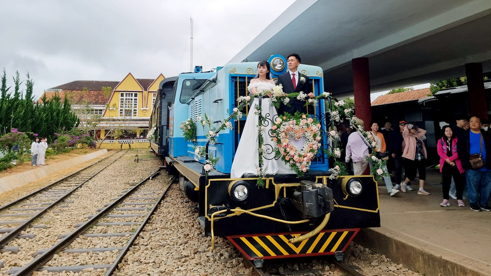 Trải nghiệm phố núi Đà Lạt về đêm bằng xe lửa cổ | Báo Nhân Dân điện tử