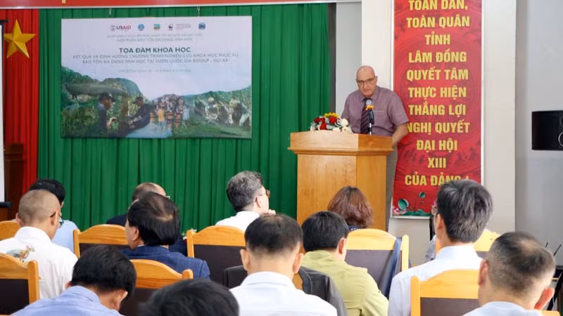 Chuyên gia nước ngoài trình bày tham luận tại tọa đàm.
