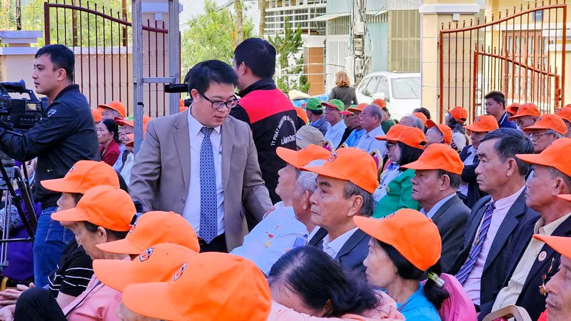 Phó Chủ tịch Ủy ban nhân dân tỉnh Lâm Đồng Nguyễn Ngọc Phúc trò chuyện với các cựu tù yêu nước Nhà lao thiếu nhi Đà Lạt tại buổi gặp mặt.