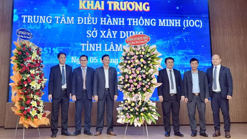 Lãnh đạo sở, ngành chúc mừng khai trương Trung tâm IOC Sở Xây dựng tỉnh Lâm Đồng.