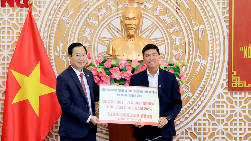 Ngân hàng Nông nghiệp và Phát triển nông thôn chi nhánh Lâm Đồng ủng hộ phong trào thi đua “xóa nhà tạm, nhà dột nát” cho hộ nghèo trên địa bàn tỉnh.