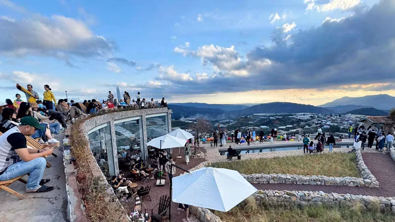 Điểm du lịch vùng ngoại ô Đà Lạt thu hút du khách. Điểm du lịch vùng ngoại ô Đà Lạt thu hút du khách.