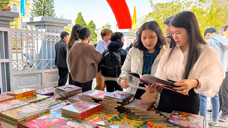 Không gian trưng bày sách, báo và tạp chí.