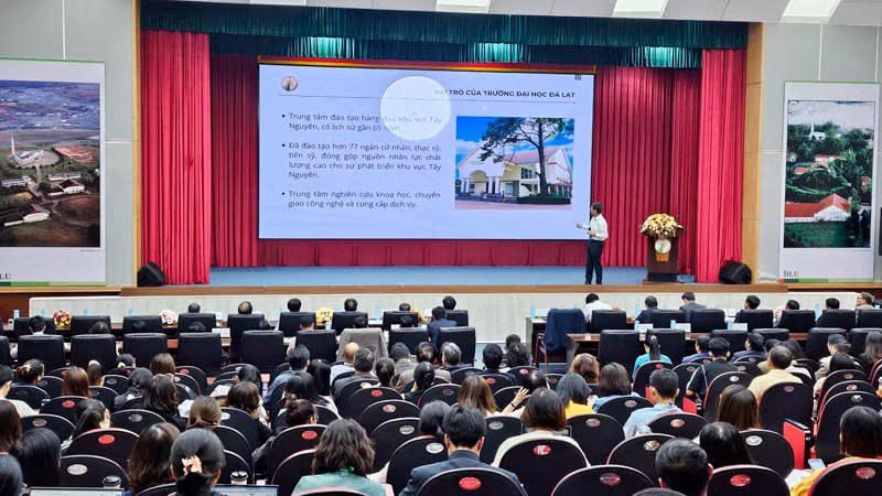 Nguyên Phó Chánh Văn phòng Trung ương Đảng, thành viên Hội đồng Trường đại học Đà Lạt Trần Việt Hùng trình bày tham luận tại hội thảo.