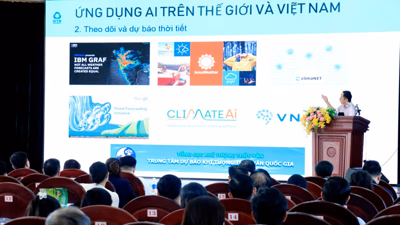 Đại biểu trình bày ý kiến tham luận tại hội thảo.