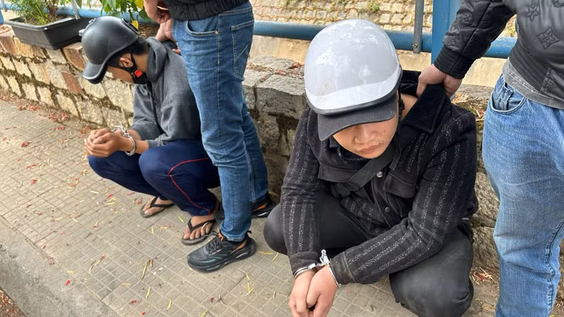 Hai đối tượng tại hiện trường vụ trộm bình ắc-quy.