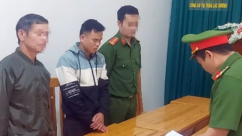 Cơ quan điều tra tống đạt các quyết định khởi tố, bắt tạm giam Hà Văn Suôi.