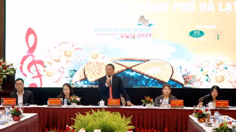 Phó Chủ tịch Ủy ban nhân dân thành phố Đà Lạt Võ Ngọc Trình phát biểu ý kiến tại tọa đàm.