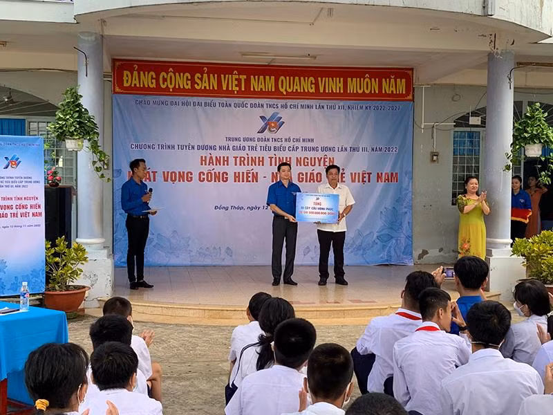 Trao tặng công trình Cây cầu hạnh phúc trị giá 300 triệu đồng.