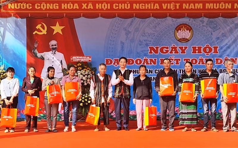 Đồng chí Trần Tuấn Anh trao tặng 12 phần quà cho tập thể và hộ gia đình Liên khu dân cư thôn Thuận Hòa và bon Bu Đắk, xã biên giới Thuận An, huyện Đắk Mil, tỉnh Đắk Nông.