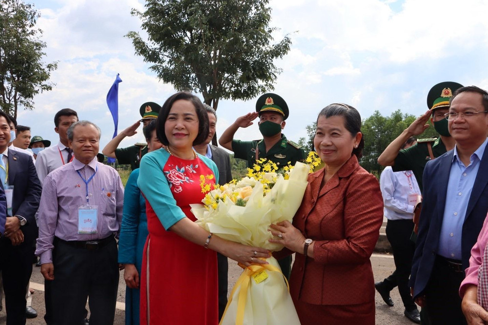 Chủ tịch Hội hữu nghị Việt Nam-Campuchia Nguyễn Thị Thanh tặng hoa chúc mừng bà Men Sam An, Phó Thủ tướng, Chủ tịch Hội Hữu nghị Camphuchia-Việt Nam.
