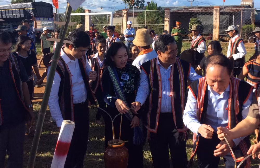 Đồng chí Trương Thị Mai tham gia các hoạt động ngày đoàn kết toàn dân cùng bà con làng Wâu.