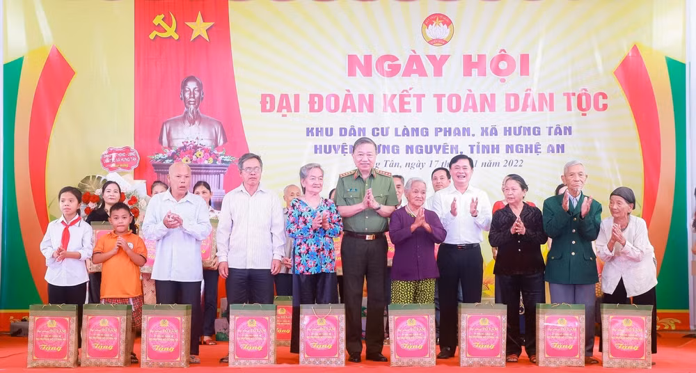 Đại tướng Tô Lâm tặng quà cho người dân ở làng Phan và huyện Hưng Nguyên.