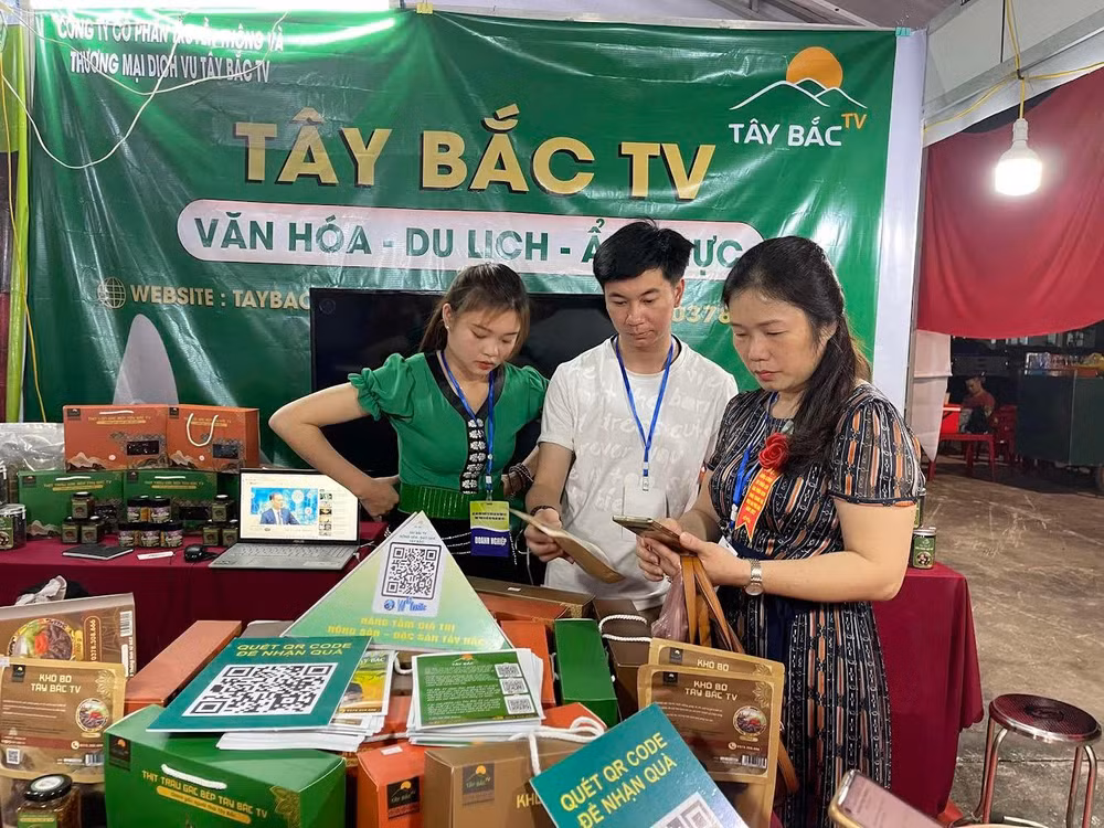 Người dân tham gia mua hàng tại hội chợ.