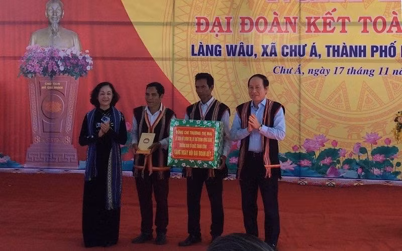 Đồng chí Trương Thị Mai, Ủy viên Bộ Chính trị, Bí thư Trung ương Đảng, Trưởng Ban Tổ chức Trung ương, tặng quà cho bà con làng Wâu.