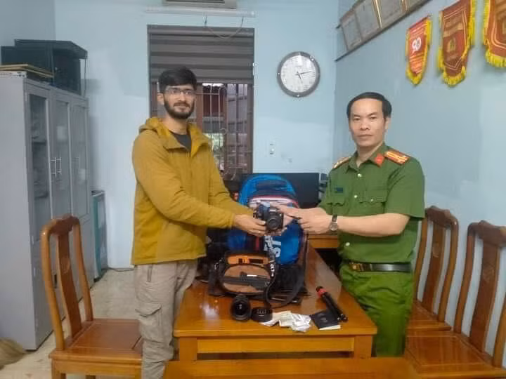 Công an huyện Hoằng Hóa giao trả tài sản cho anh KarnaTak.