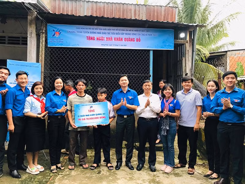 Trao tặng ngôi nhà Khăn quàng đỏ cho em Lê Văn Định, học sinh giỏi của Trường Trung học cơ sở Tân Khánh Đông, thành phố Sa Đéc.