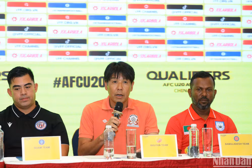 Nhà cầm quân người Nhật Bản của U20 Bhutan, ông Takahashi Hideharu phát biểu tại buổi họp báo. (Ảnh: SƠN TÙNG)