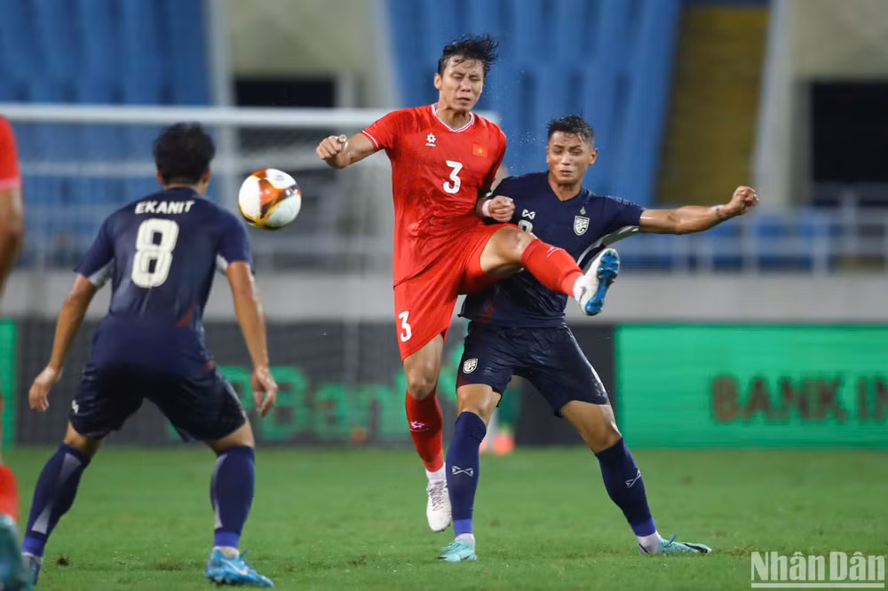 Hai đội tiếp tục giằng co nhau trong hiệp 2. (Ảnh: SƠN TÙNG)
