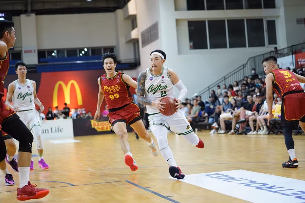 Tâm Đinh nỗ lực níu giữ thế trận cho Cantho Catfish. (Ảnh: VBA)