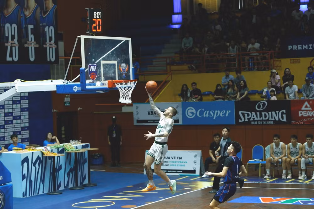 Dakota Zinser lên rổ ghi điểm cho Cantho Catfish. (Ảnh: VBA)