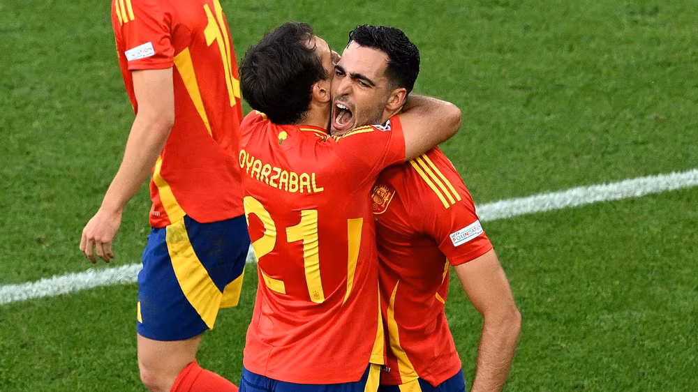 Mikel Merino có pha đánh đầu ở những phút thi đấu cuối cùng để ấn định chiến thắng cho Tây Ban Nha. (Ảnh: UEFA)