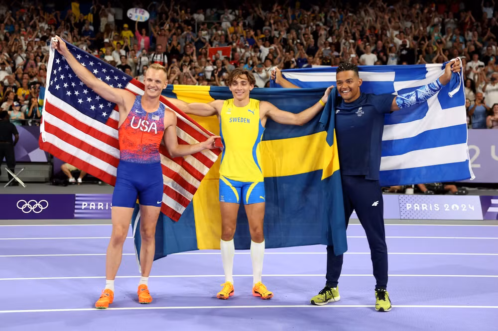 Mondo Duplantis (giữa) và Sam Kendricks (trái) ăn mừng tại Olympic Paris. (Ảnh: Getty)