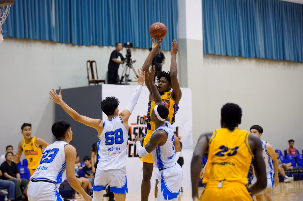 Mykal Jenkins dứt điểm tầm trung trước dàn tay chắn của Hanoi Buffaloes. (Ảnh: VBA)