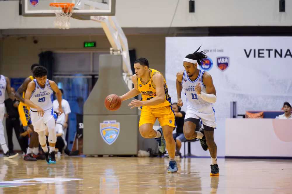 Dominique Tham dẫn bóng phản công. (Ảnh: VBA)