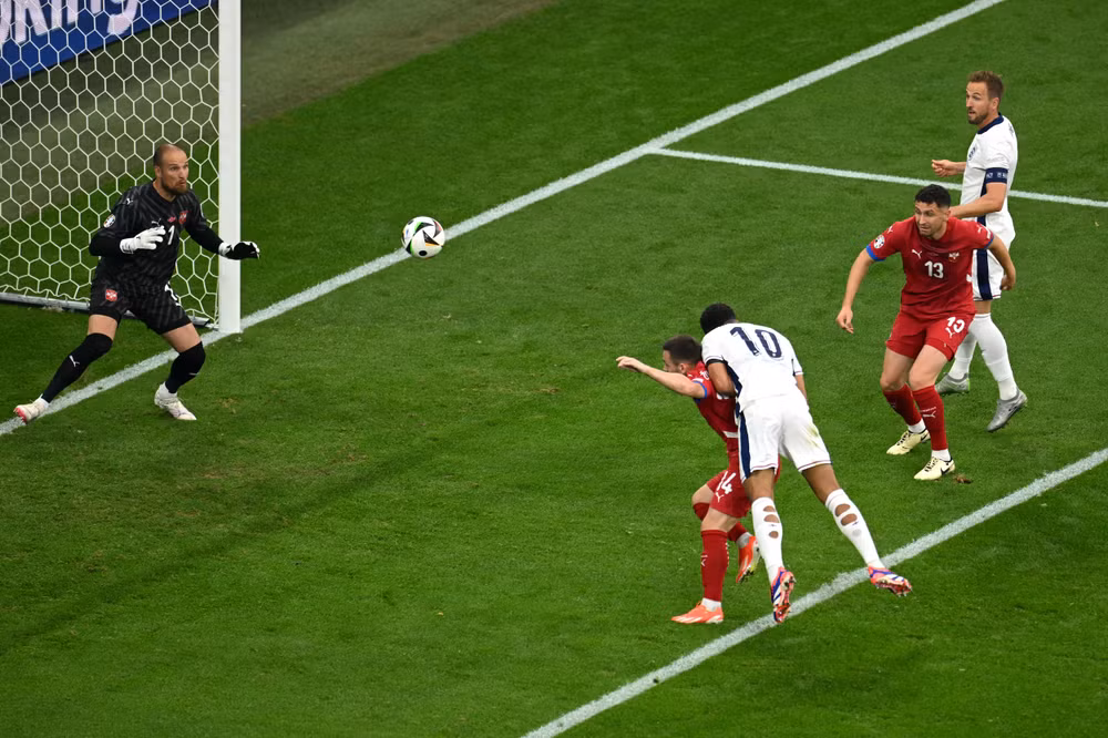 Pha đánh đầu dũng mãnh của Jude Bellingham. (Ảnh: talkSports)