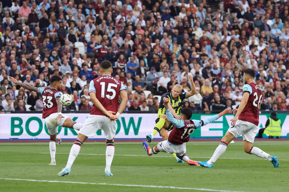 Haaland ghi hattrick vào lưới West Ham. (Ảnh: Getty)