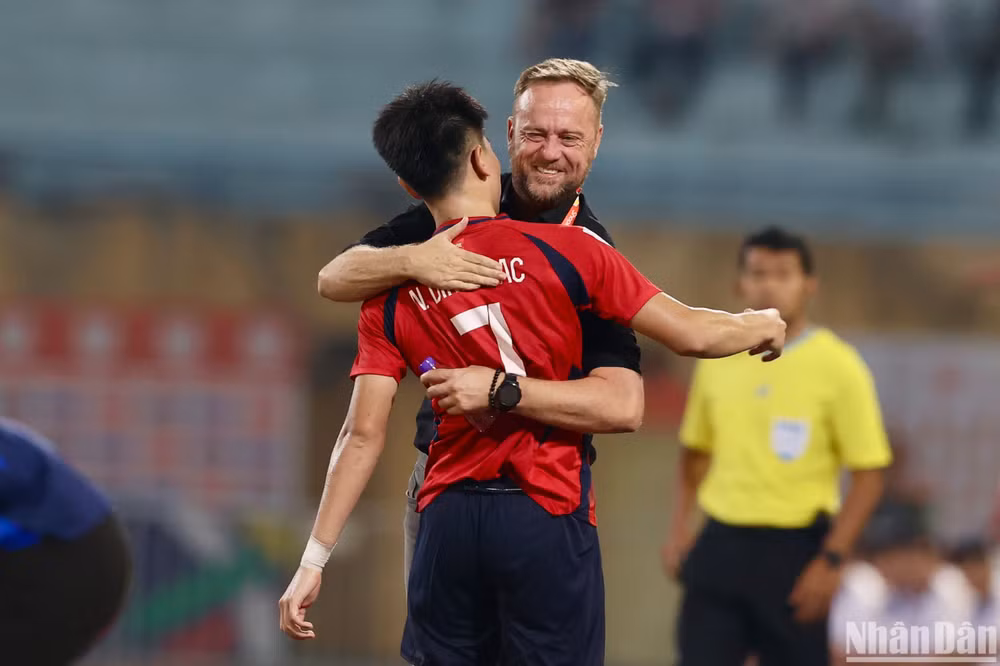 Huấn luyện viên Mano Polking ôm chầm lấy Đình Bắc sau khi cầu thủ này nâng tỷ số lên 2-0. (Ảnh: SƠN TÙNG)