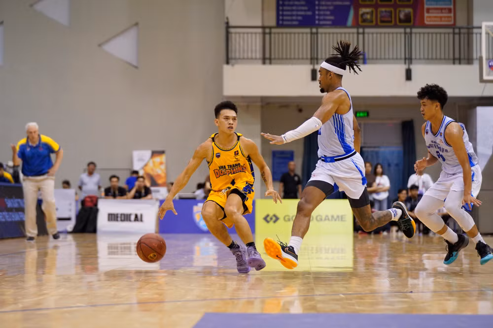 Huỳnh Thanh Tâm san sẻ nhiệm vụ cầm bóng cho Nha Trang Dolphins. (Ảnh: VBA)