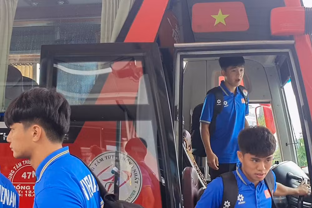 Các thành viên đội tuyển U19 Việt Nam di chuyển ra sân bay tới Indonesia. (Ảnh: VFF)