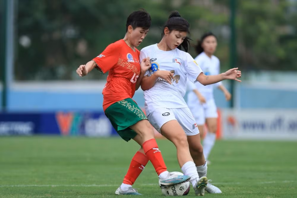 TP Hồ Chí Minh II (áo đỏ) thi đấu kiên cường trước đội bóng mạnh hơn nhiều là Phong Phú Hà Nam. (Ảnh: VFF)