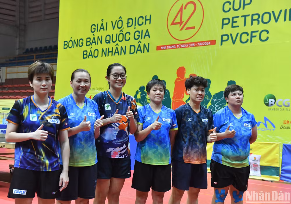 Các vận động viên TP Hồ Chí Minh 1 ăn mừng chiến thắng vô địch nội dung đồng đội nữ. 