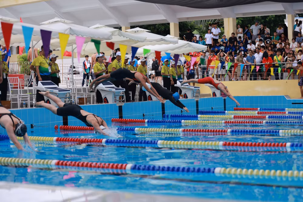 Các vận động viên trẻ nỗ lực tranh tài trên đường đua xanh.