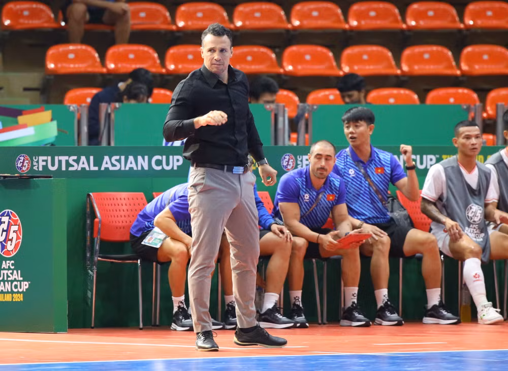 Huấn luyện viên Diego Giustozzi theo sát các học trò. (Ảnh: VFF)