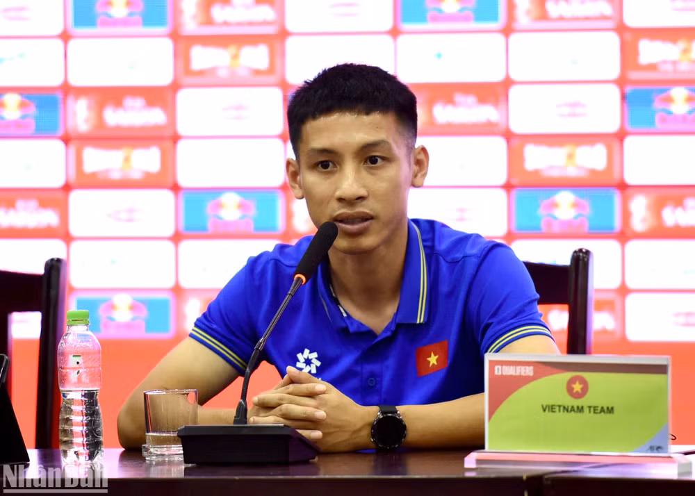 Tiền vệ Đỗ Hùng Dũng tại buổi họp báo trước trận đấu.