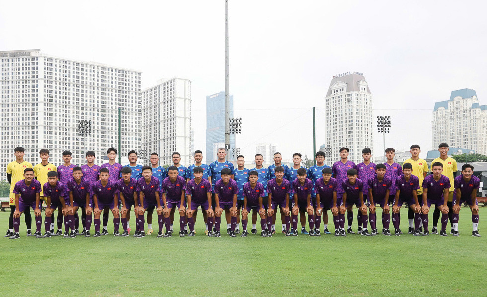 Các thành viên đội tuyển U16 Việt Nam và Ban huấn luyện. (Ảnh: VFF)