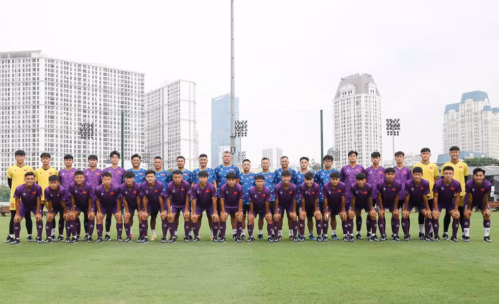 Các thành viên đội tuyển U16 Việt Nam và Ban huấn luyện. (Ảnh: VFF)