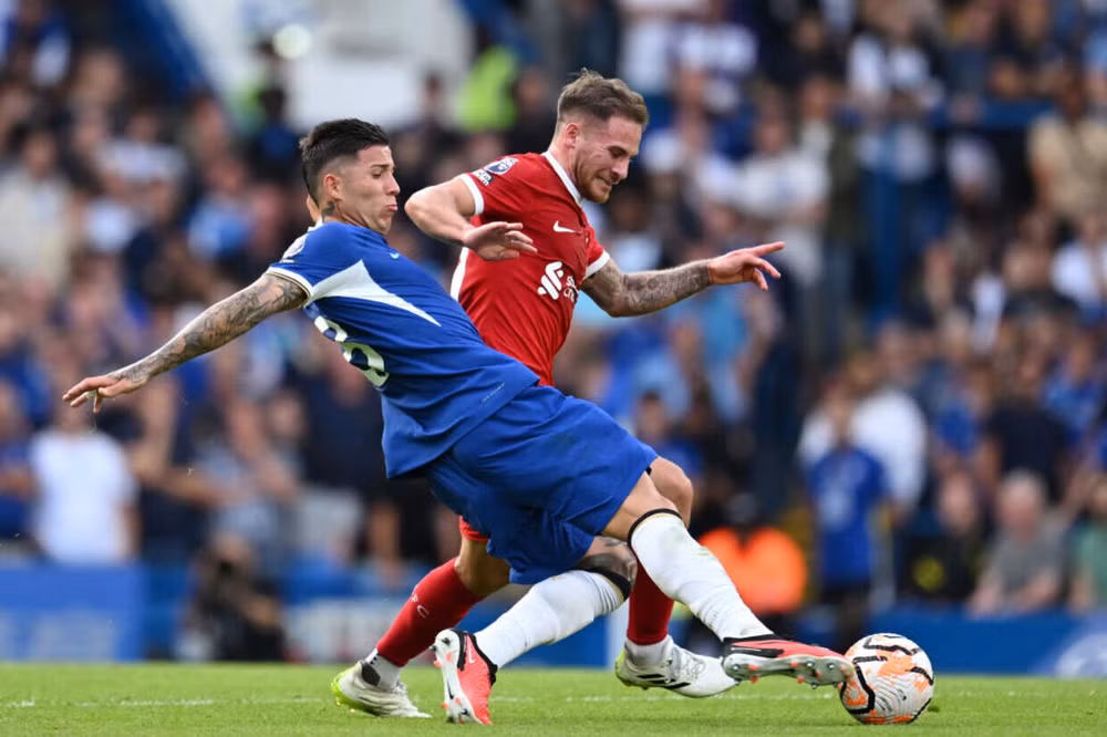 Mac Allister đối đầu đồng hương Enzo Fernandez. (Ảnh: The Sun)