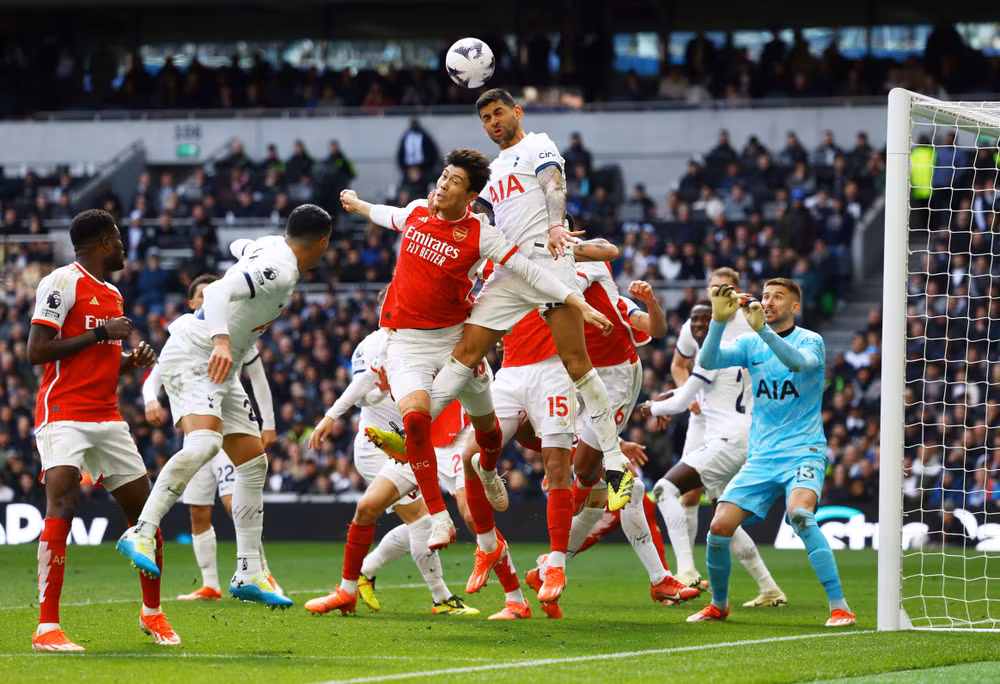 Tottenham gặp khó với các pha bóng cố định. (Ảnh: Reuters)